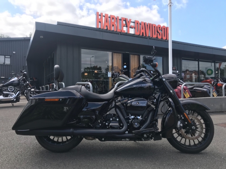 Harley-Davidson TOURING FLHRXS ROAD KING SPECIAL
