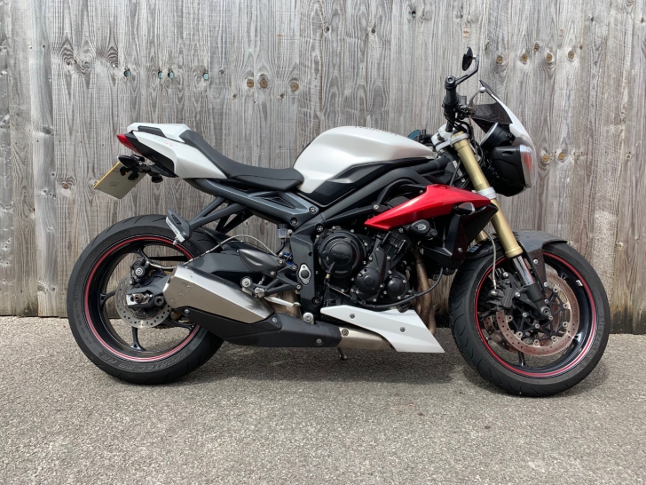 Triumph STREET TRIPLE