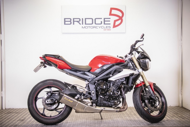 Triumph STREET TRIPLE