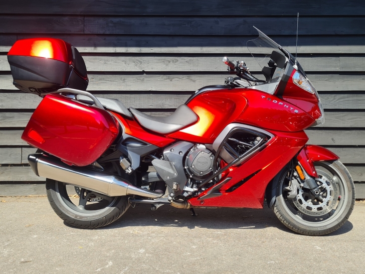 Triumph TROPHY SE