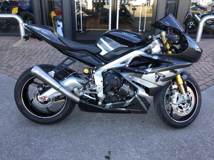 Triumph Daytona Moto2 765